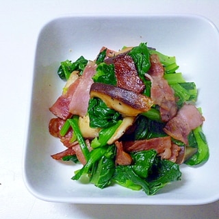 シイタケが美味しくなる小松菜とベーコンの炒め物